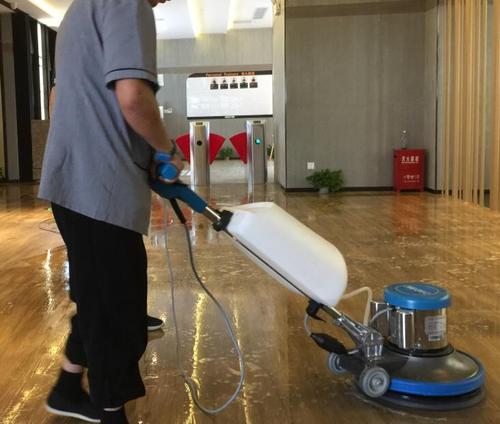 北京保潔公司人員在做保潔